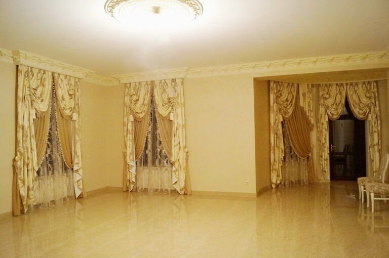классические многослойные шторы в гостиную